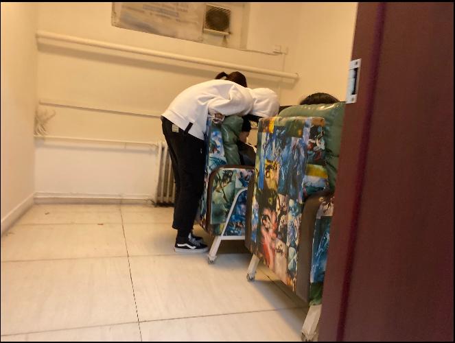 佛心學校！大學宿舍地下室開設網咖「包夜竟然只要##元」高級座椅曝光...網：也太爽！