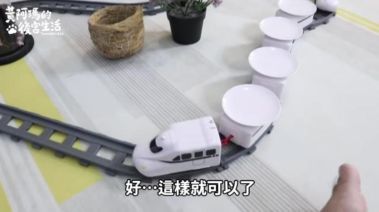 如果貓也能吃爭鮮...萌度爆表「貓吃迴轉壽司」邊走邊吃超可愛！：喵星人要來毀滅車站！