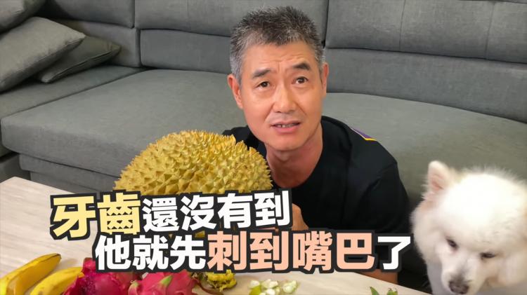 高手在民間！台灣阿公級網紅「用嘴生剝榴槤」滿嘴流O畫面超母湯！網：真的超狂！（影