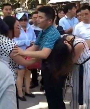 史上最狂正宮!跳上引擎蓋抓姦「狂槌擋風玻璃」整面敲碎...車震被斷渣男爆怒下車鎖喉!
