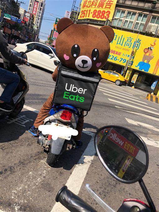 散播歡樂散播愛！超狂外送員「大熱天套布偶裝送餐」沿路小孩都在看！網嗨翻：也太猛！
