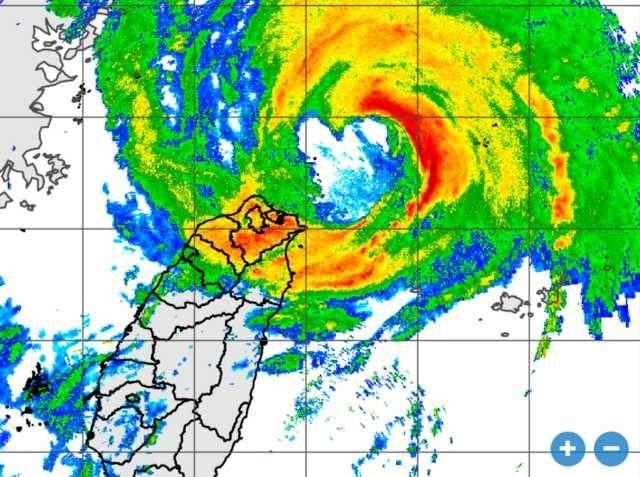 颱風天真的跑去泛舟?「硬滑獨木舟出海」兩小時候求救...海巡署長震怒!網:怎沒淹死?