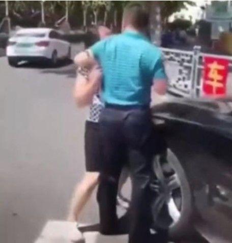 史上最狂正宮!跳上引擎蓋抓姦「狂槌擋風玻璃」整面敲碎...車震被斷渣男爆怒下車鎖喉!
