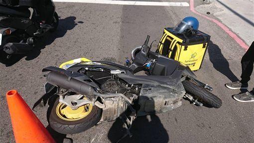 為錢你可以騎多快?外送最速男「台北→桃園」竟然只要##分鐘!網驚呼:拓海是你!?