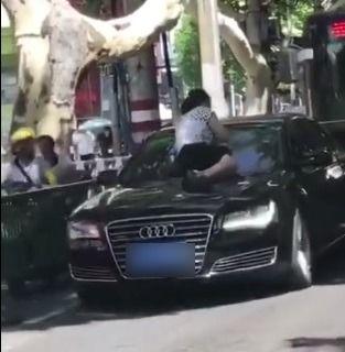 史上最狂正宮!跳上引擎蓋抓姦「狂槌擋風玻璃」整面敲碎...車震被斷渣男爆怒下車鎖喉!