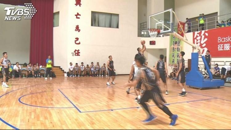 超噁心畫面...熱血打球被肘擊「嘴唇直接踵成士林大香腸」整條發紫...:以為在看卡通