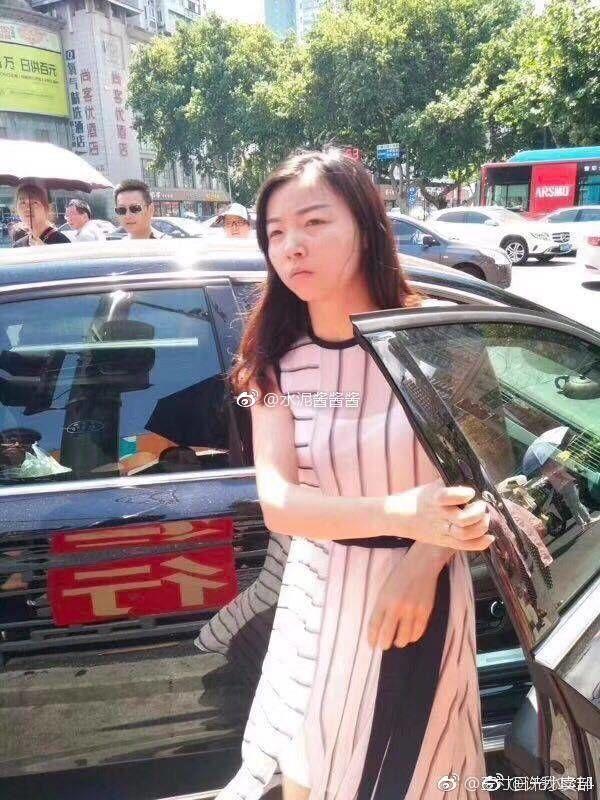 史上最狂正宮!跳上引擎蓋抓姦「狂槌擋風玻璃」整面敲碎...車震被斷渣男爆怒下車鎖喉!