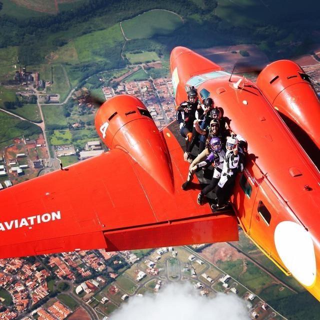 除了站票坐票竟然還有「掛票」！印度超猛「空中火車」到目的地還是跳傘下車！：太狂了