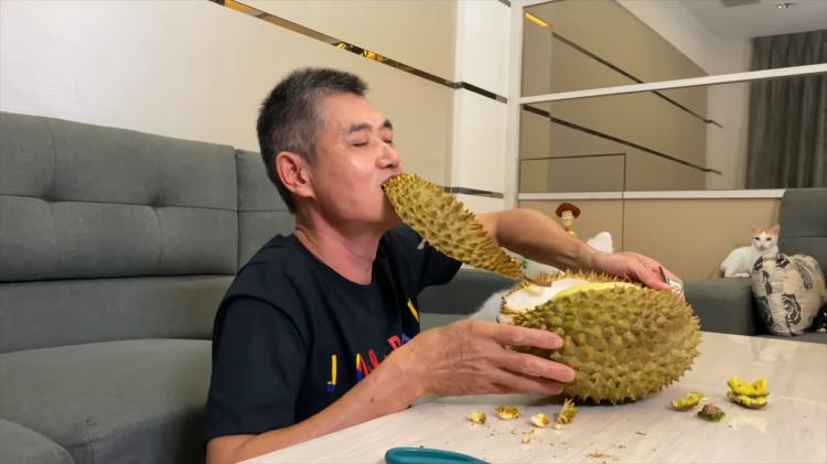 高手在民間！台灣阿公級網紅「用嘴生剝榴槤」滿嘴流O畫面超母湯！網：真的超狂！（影