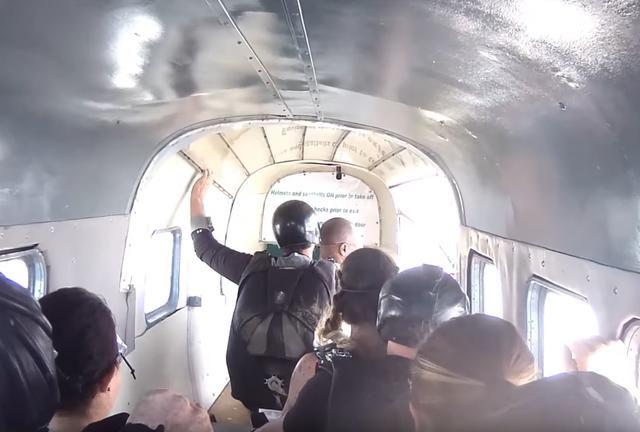 除了站票坐票竟然還有「掛票」！印度超猛「空中火車」到目的地還是跳傘下車！：太狂了