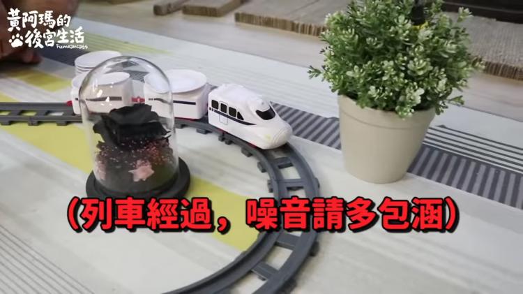 如果貓也能吃爭鮮...萌度爆表「貓吃迴轉壽司」邊走邊吃超可愛！：喵星人要來毀滅車站！