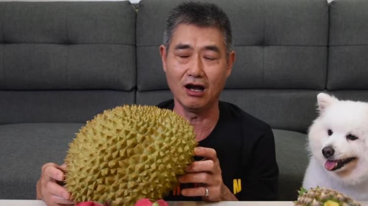 高手在民間！台灣阿公級網紅「用嘴生剝榴槤」滿嘴流O畫面超母湯！網：真的超狂！（影