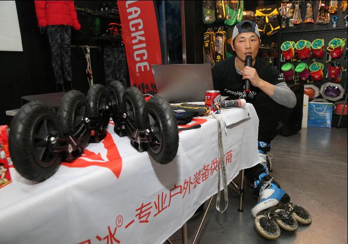 單車環島很累嗎？他用直排輪「環遊世界」走過18個國家！準備打破世界紀錄！網：超狂