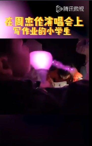 大陸人的狼性有多強？看看他就知道了「在周杰倫演唱會寫作業」的小學生！網爆笑：好慘