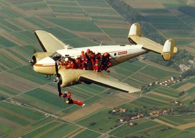 除了站票坐票竟然還有「掛票」！印度超猛「空中火車」到目的地還是跳傘下車！：太狂了