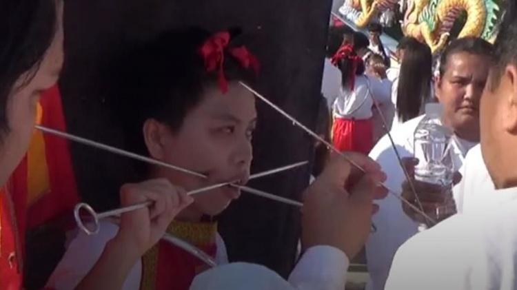 光用看得就超痛!神祕宗教「數十亂劍刺穿臉」信徒鮮血只為洗清罪惡!網:雞皮疙瘩!