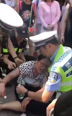 史上最狂正宮!跳上引擎蓋抓姦「狂槌擋風玻璃」整面敲碎...車震被斷渣男爆怒下車鎖喉!