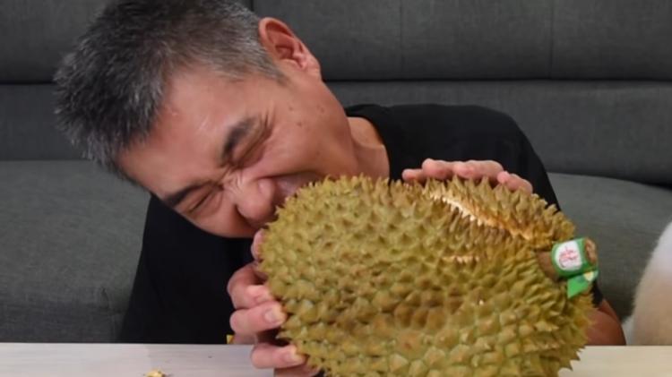 高手在民間！台灣阿公級網紅「用嘴生剝榴槤」滿嘴流O畫面超母湯！網：真的超狂！（影