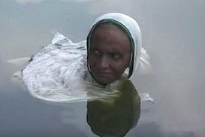 印度婦女過去20年每天都在「湖中度過」...其原因罹患奇怪的疾病！讓全場非常訝異(圖+影