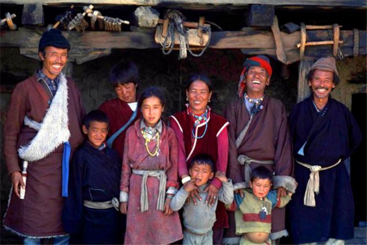 全球唯一...這個國家女生超性福「實施一妻多夫」老公不喜歡就換！網笑：解決魯蛇問題！