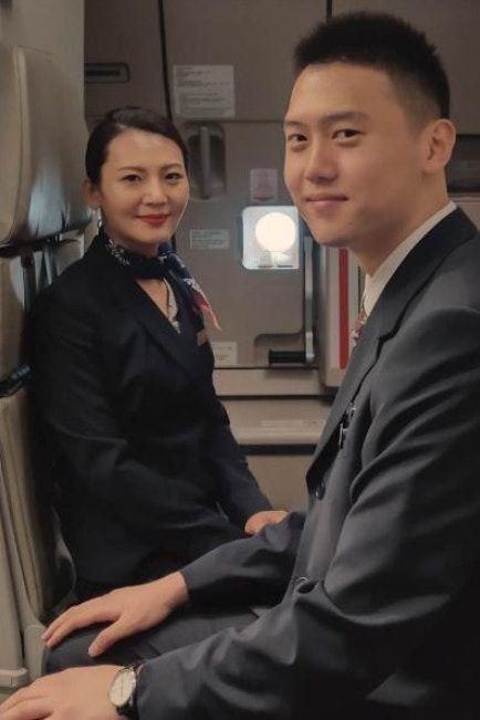 5歲時搭飛機遇到超正空姐!15年後「兩人巧合重逢」關係居然變成了_:太神奇了!