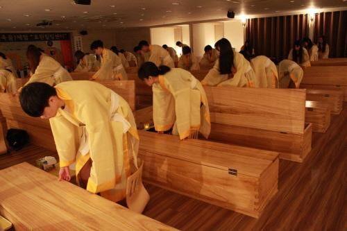 韓國殯儀館新課程！體驗「活人喪禮」目睹一切…再躺棺材反思人生 …讓人毛骨悚然！