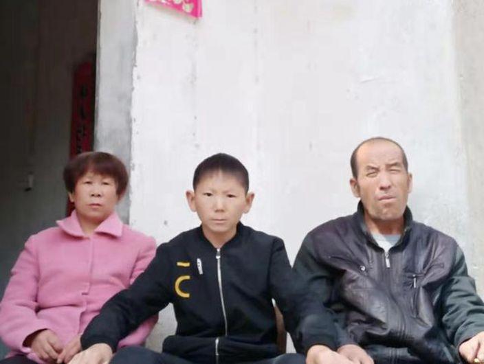 一輩子都是屁孩臉蛋你敢信?六歲時的「悽慘遭遇」…34歲男至今仍童顏:根本不老傳說!