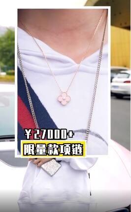 街頭直擊拜金女全身行頭！超浮誇「整套要價XXX萬」網民點破驚人真相：其實目的是要_