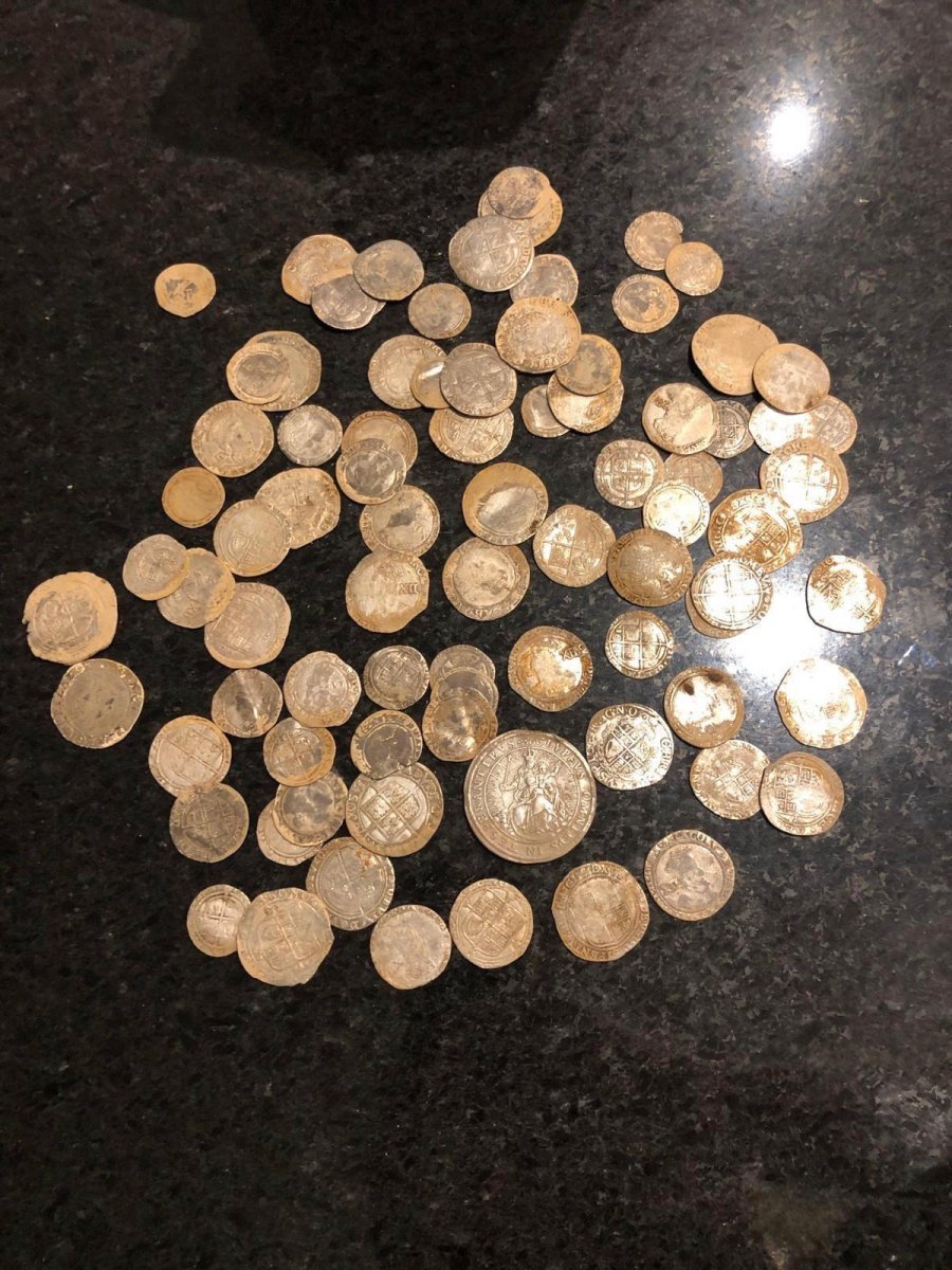 為找朋友遺失戒指...用金屬探測器「挖到84枚百年歷史金幣」價值高達400萬...網：爽翻！