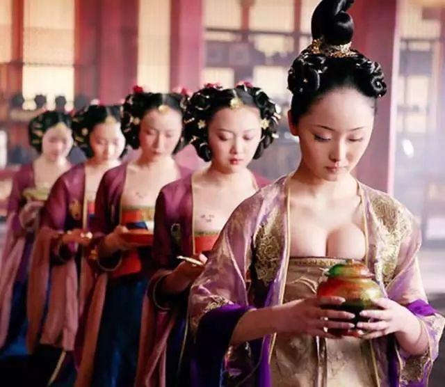 世紀選妃再現！俄羅斯百萬富翁讓他的孩子從「2000名美女」中出老婆...讓人真羨慕！