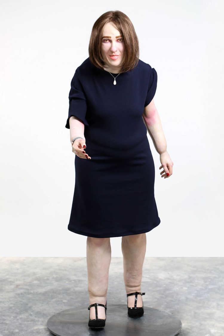 二十年後的上班族！竟變成「彎腰駝背+兩眼發紅」完整呈現...全場驚呀：看起來好怪異！