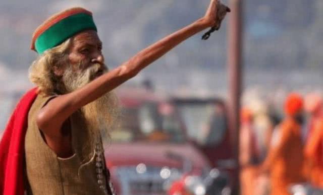 印度真正苦行僧...貫徹意志「右手臂高舉46年」時至今日變成這樣...網傻眼：值得嗎？