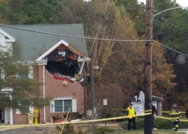 跑車剷飛有多誇張？直接「插入建築物」超驚悚畫面曝光...網嚇壞：這不死也剩半條命！