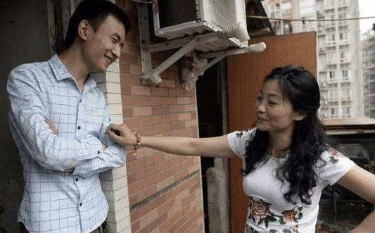 血氣方剛的年輕男為了省房租…和50歲大媽合租！下一秒「劇情神展開」：嚇到吃手手！