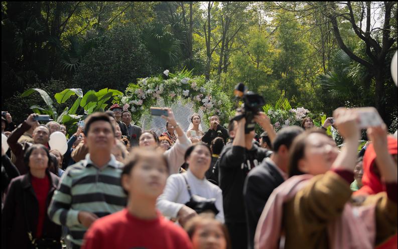 土豪的婚禮就是不一樣！新郎「包下直升機灑紅包雨」在場賓客全瘋搶！網笑翻：也太狂！
