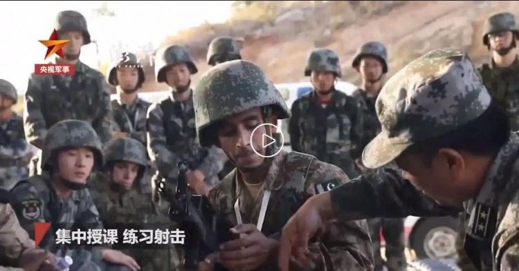 大陸當兵也搞這招！交流營外國學員「摺豆腐塊棉被摺到崩潰」網笑：我在他眼中看到絕望