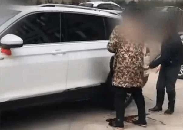 男子買新車慶祝行為也太誇張!活生生的狗狗「被屠宰致死」血祭新車辟邪:也太迷信!