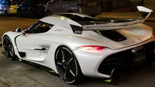 跑車剷飛有多誇張？直接「插入建築物」超驚悚畫面曝光...網嚇壞：這不死也剩半條命！