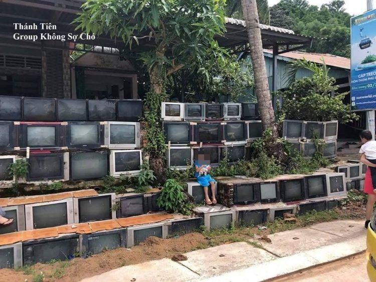 越南偏僻小村...房屋的圍欄竟然全是用「舊電視機製成」…引來專家勸說:有危害的!