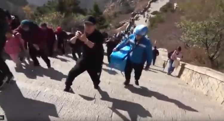 一個敢點一個敢送!男客人在「泰山頂峰」叫外賣…外送小哥真爬上去:年度最狂外送員!