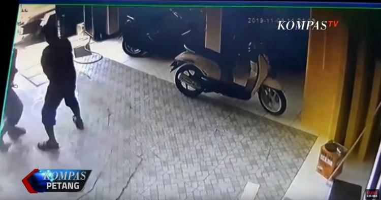 印尼一名工人清整缸化糞池！竟然「先做這個動作」引爆沼氣…炸翻半棟屋甩飛慘死！