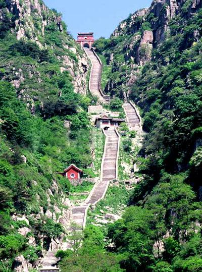 一個敢點一個敢送!男客人在「泰山頂峰」叫外賣…外送小哥真爬上去:年度最狂外送員!