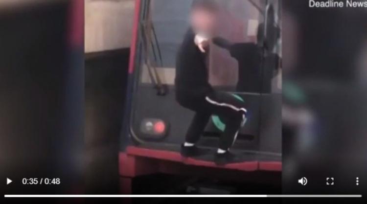 英國16歲玩命少年!「單手抓住列車尾」危險動作慘遭拍下...網怒:真是違法行為!