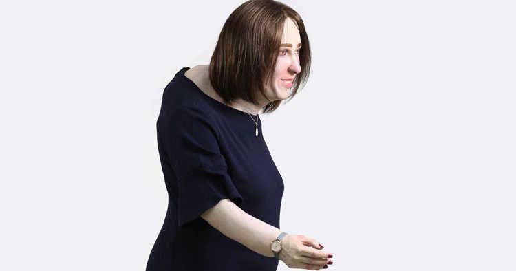 二十年後的上班族！竟變成「彎腰駝背+兩眼發紅」完整呈現...全場驚呀：看起來好怪異！