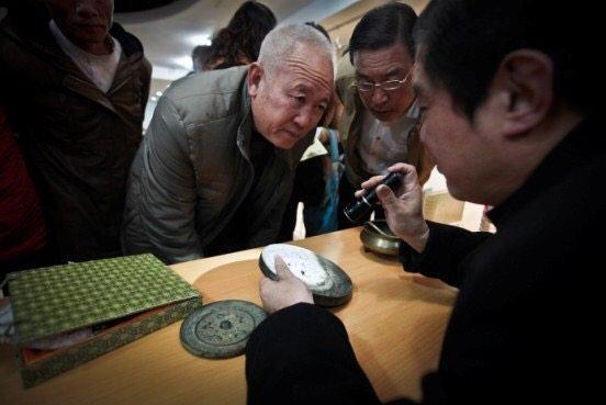 農村大媽拿皇帝龍袍去鑑賞！節目裡「在場眾人全笑她傻」鑑定結果出爐...全場鴉雀無聲！