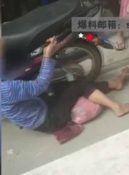 這老人演技根本金馬獎等級!中國大媽「製造假車禍」技術一流…影片曝光:笑到噴飯!