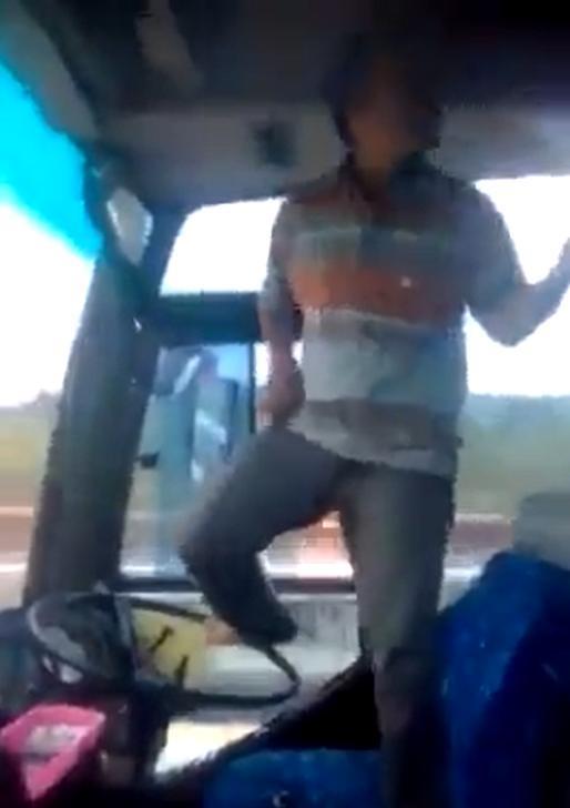 嚇破膽！巴士司機ㄎ一ㄤ掉竟站在駕駛座上用腳開車秒讓乘客崩潰...：要死自己死啊