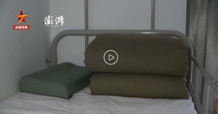 大陸當兵也搞這招！交流營外國學員「摺豆腐塊棉被摺到崩潰」網笑：我在他眼中看到絕望