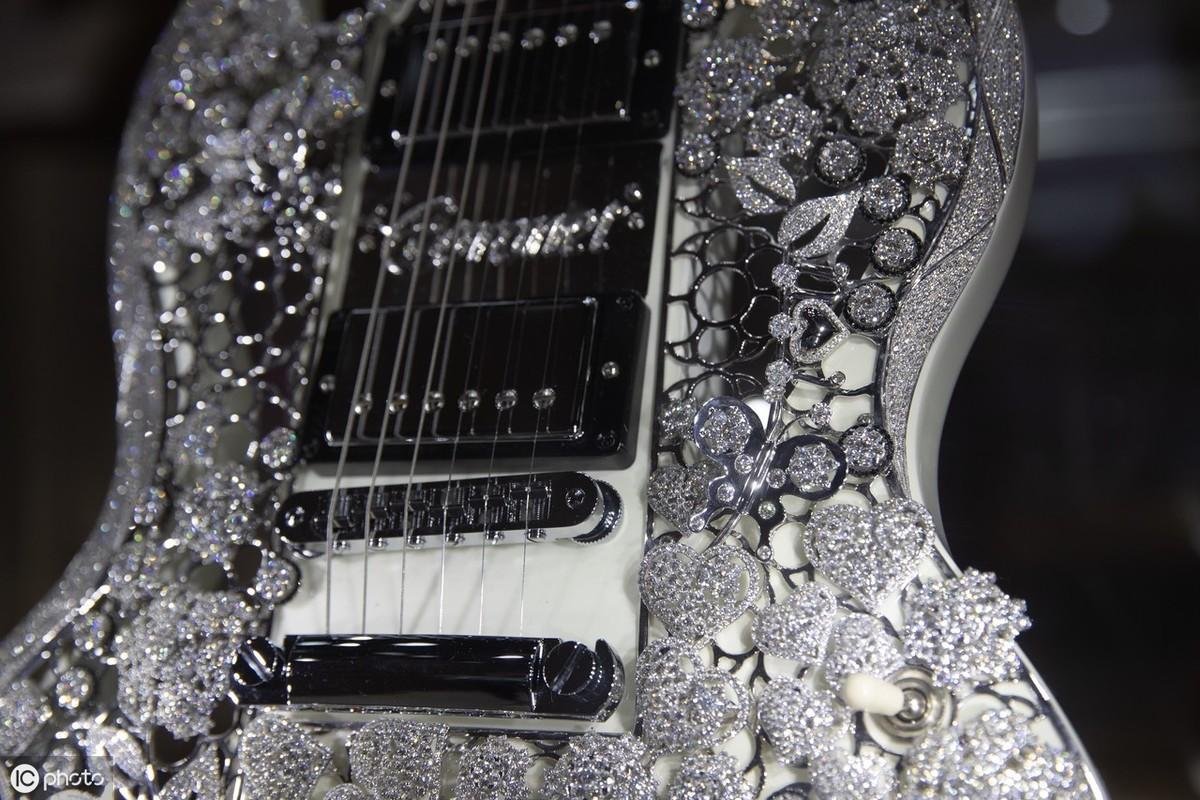上海博覽會驚見天價吉他!超級奢華「鑲鑽400克拉鑽石」要價5千多萬!貧窮限制了想像...