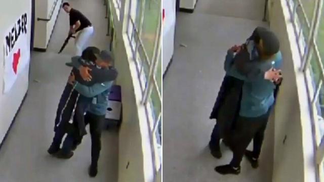 看哭了！19歲少年在學校想飲彈自殺 危急時刻老師竟擁抱住了他...：是真英雄啊(影)